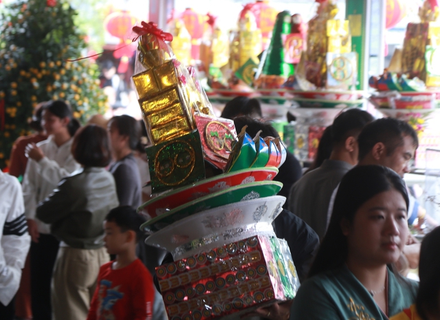 Người d&acirc;n n&ocirc; nức về phủ Dầy Ninh B&igrave;nh cầu may đầu xu&acirc;n 2026 - Ảnh 4.