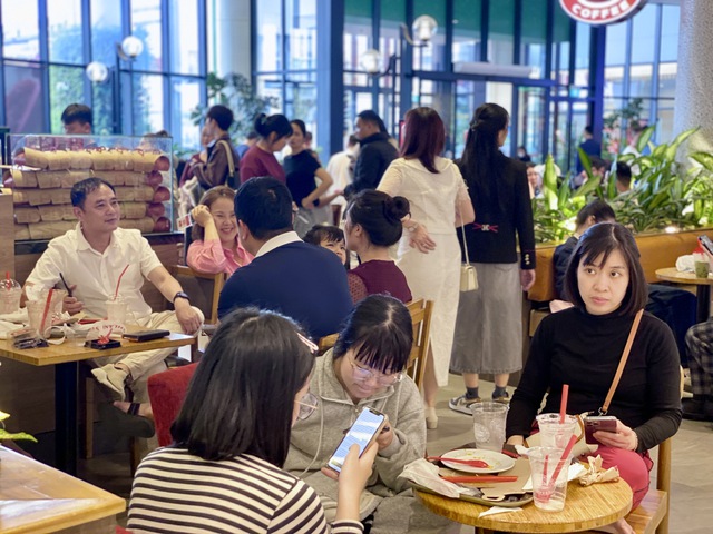 Nh&agrave; h&agrave;ng, qu&aacute;n nước đ&ocirc;ng nghẹt kh&aacute;ch những ng&agrave;y đầu năm mới 2026 - Ảnh 12.