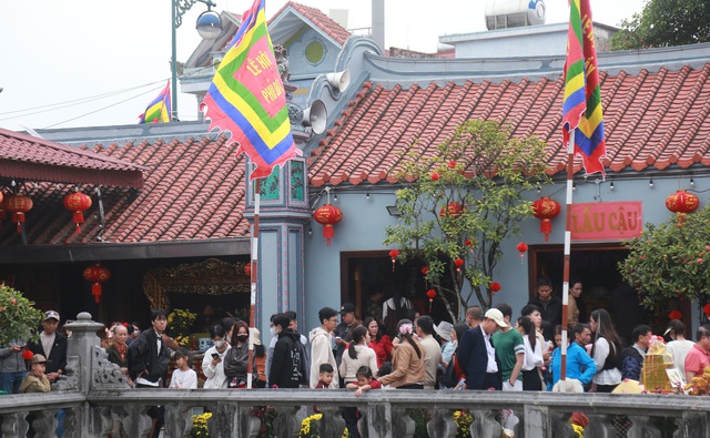 Người d&acirc;n n&ocirc; nức về phủ Dầy Ninh B&igrave;nh cầu may đầu xu&acirc;n 2026 - Ảnh 13.