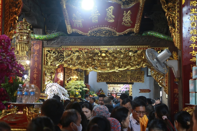 Người d&acirc;n n&ocirc; nức về phủ Dầy Ninh B&igrave;nh cầu may đầu xu&acirc;n 2026 - Ảnh 8.