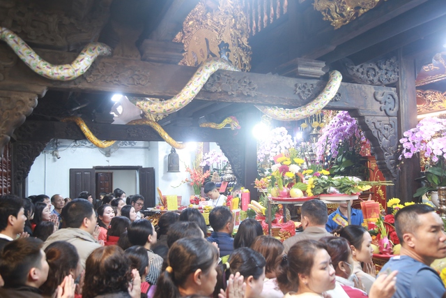 Người d&acirc;n n&ocirc; nức về phủ Dầy Ninh B&igrave;nh cầu may đầu xu&acirc;n 2026 - Ảnh 5.