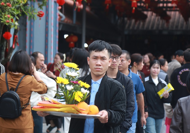 Người d&acirc;n n&ocirc; nức về phủ Dầy Ninh B&igrave;nh cầu may đầu xu&acirc;n 2026 - Ảnh 9.