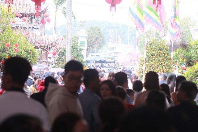 Người d&acirc;n n&ocirc; nức về phủ Dầy Ninh B&igrave;nh cầu may đầu xu&acirc;n 2026 - Ảnh 10.