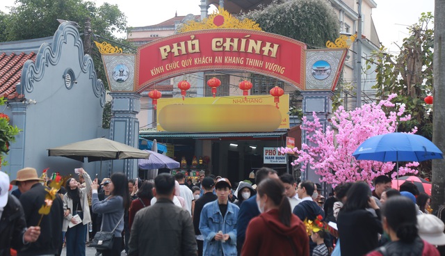 Người d&acirc;n n&ocirc; nức về phủ Dầy Ninh B&igrave;nh cầu may đầu xu&acirc;n 2026 - Ảnh 1.