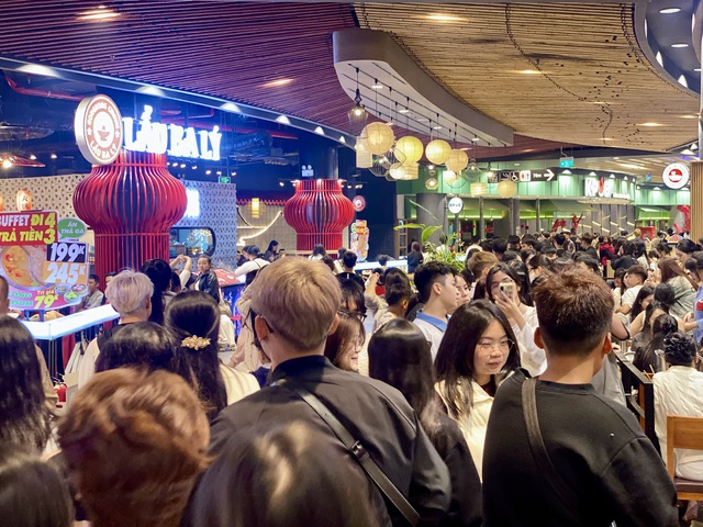 Nh&agrave; h&agrave;ng, qu&aacute;n nước đ&ocirc;ng nghẹt kh&aacute;ch những ng&agrave;y đầu năm mới 2026 - Ảnh 2.