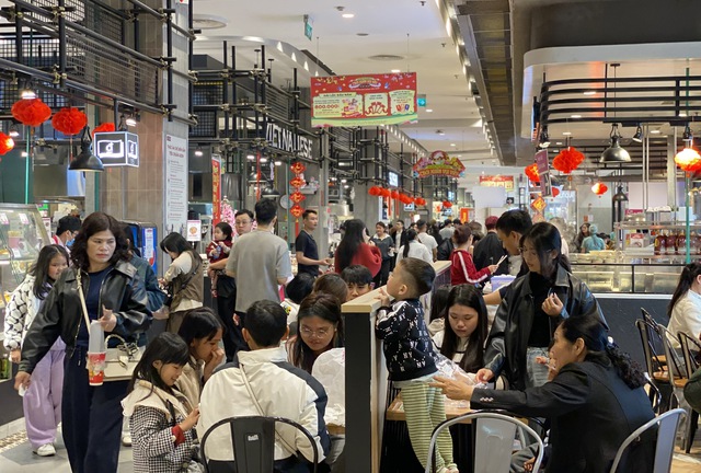 Nh&agrave; h&agrave;ng, qu&aacute;n nước đ&ocirc;ng nghẹt kh&aacute;ch những ng&agrave;y đầu năm mới 2026 - Ảnh 1.