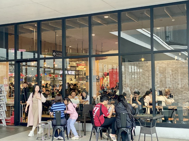 Nh&agrave; h&agrave;ng, qu&aacute;n nước đ&ocirc;ng nghẹt kh&aacute;ch những ng&agrave;y đầu năm mới 2026 - Ảnh 10.