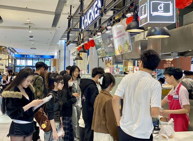 Nh&agrave; h&agrave;ng, qu&aacute;n nước đ&ocirc;ng nghẹt kh&aacute;ch những ng&agrave;y đầu năm mới 2026 - Ảnh 3.