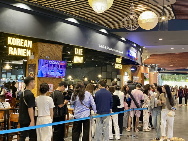 Nh&agrave; h&agrave;ng, qu&aacute;n nước đ&ocirc;ng nghẹt kh&aacute;ch những ng&agrave;y đầu năm mới 2026 - Ảnh 6.