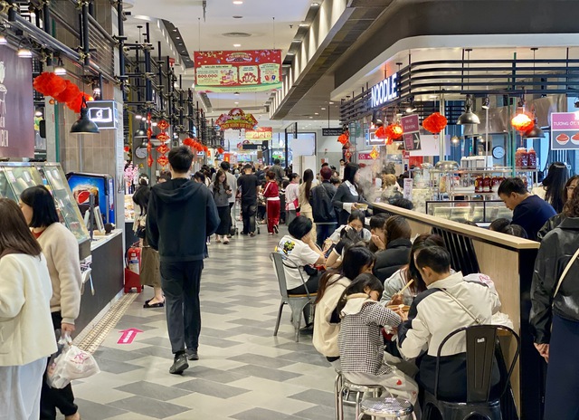 Nh&agrave; h&agrave;ng, qu&aacute;n nước đ&ocirc;ng nghẹt kh&aacute;ch những ng&agrave;y đầu năm mới 2026 - Ảnh 4.