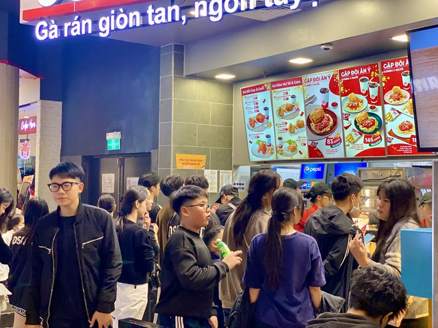 Nh&agrave; h&agrave;ng, qu&aacute;n nước đ&ocirc;ng nghẹt kh&aacute;ch những ng&agrave;y đầu năm mới 2026 - Ảnh 7.