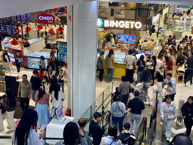 Trung tâm thương mại, khu vui chơi, giải trí chật kín khách ngày đầu năm mới 2026 - Ảnh 1. Trung tâm thương mại, khu vui chơi, giải trí chật kín khách ngày đầu năm mới 2026 - Ảnh 1.