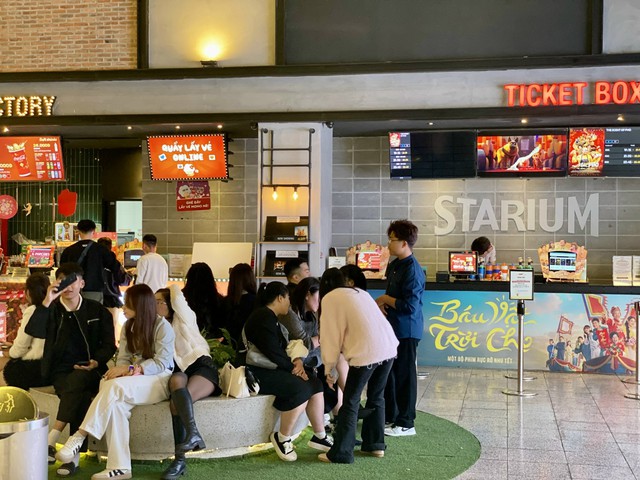 Trung tâm thương mại, khu vui chơi, giải trí chật kín khách ngày đầu năm mới 2026 - Ảnh 10. Trung tâm thương mại, khu vui chơi, giải trí chật kín khách ngày đầu năm mới 2026 - Ảnh 10.