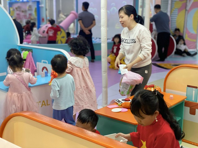 Trung tâm thương mại, khu vui chơi, giải trí chật kín khách ngày đầu năm mới 2026 - Ảnh 8. Trung tâm thương mại, khu vui chơi, giải trí chật kín khách ngày đầu năm mới 2026 - Ảnh 8.