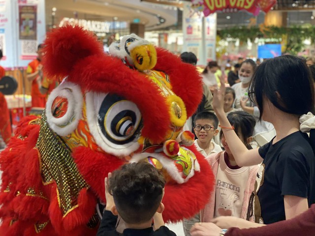 Trung tâm thương mại, khu vui chơi, giải trí chật kín khách ngày đầu năm mới 2026 - Ảnh 7. Trung tâm thương mại, khu vui chơi, giải trí chật kín khách ngày đầu năm mới 2026 - Ảnh 7.