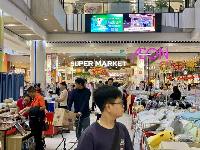 Trung tâm thương mại, khu vui chơi, giải trí chật kín khách ngày đầu năm mới 2026 - Ảnh 3. Trung tâm thương mại, khu vui chơi, giải trí chật kín khách ngày đầu năm mới 2026 - Ảnh 3.