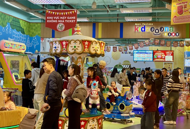 Trung tâm thương mại, khu vui chơi, giải trí chật kín khách ngày đầu năm mới 2026 - Ảnh 16. Trung tâm thương mại, khu vui chơi, giải trí chật kín khách ngày đầu năm mới 2026 - Ảnh 16.