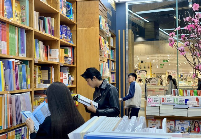 Trung tâm thương mại, khu vui chơi, giải trí chật kín khách ngày đầu năm mới 2026 - Ảnh 13. Trung tâm thương mại, khu vui chơi, giải trí chật kín khách ngày đầu năm mới 2026 - Ảnh 13.