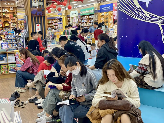 Trung tâm thương mại, khu vui chơi, giải trí chật kín khách ngày đầu năm mới 2026 - Ảnh 14. Trung tâm thương mại, khu vui chơi, giải trí chật kín khách ngày đầu năm mới 2026 - Ảnh 14.