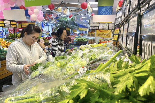 Cuối kỳ nghỉ Tết Nguyên đán, thị trường sôi động, hàng hóa dồi dào, sức mua chưa mạnh mẽ - Ảnh 2. Cuối kỳ nghỉ Tết Nguyên đán, thị trường sôi động, hàng hóa dồi dào, sức mua chưa mạnh mẽ - Ảnh 2.
