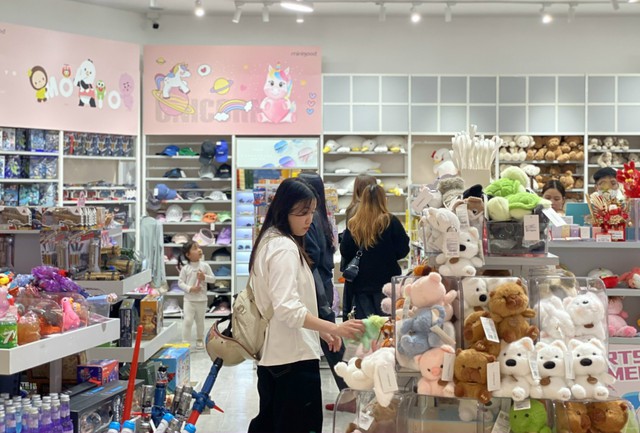 Trung tâm thương mại, khu vui chơi, giải trí chật kín khách ngày đầu năm mới 2026 - Ảnh 12. Trung tâm thương mại, khu vui chơi, giải trí chật kín khách ngày đầu năm mới 2026 - Ảnh 12.