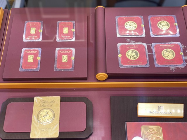 Ngày vía Thần tài nên mua vàng để đeo, cất đi hay bán kiếm lời? - Ảnh 2. Ngày vía Thần tài nên mua vàng để đeo, cất đi hay bán kiếm lời? - Ảnh 2.