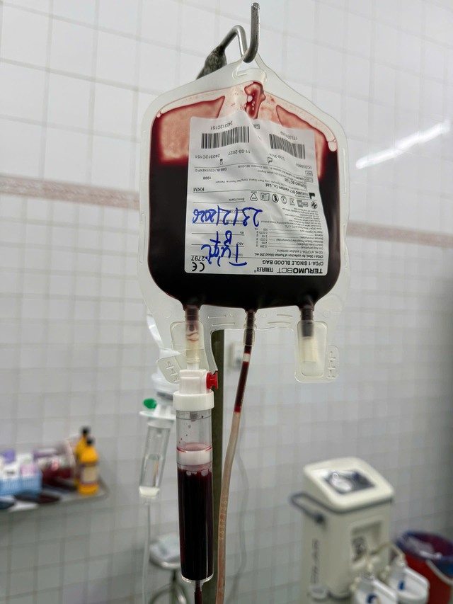 Sản phụ 39 tuổi vỡ thai ngo&agrave;i tử cung tho&aacute;t 'cửa tử' nhờ 2 điều dưỡng kịp thời hiến m&aacute;u - Ảnh 2.