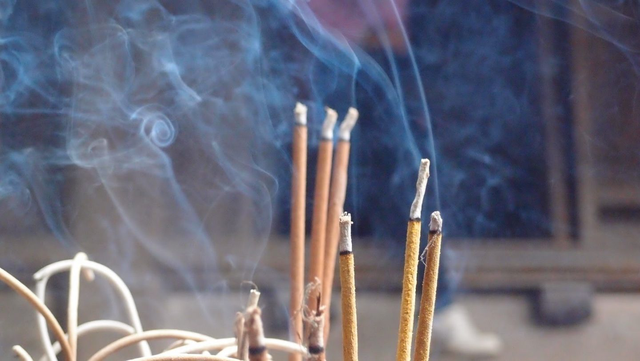 Thắp hương ng&agrave;y v&iacute;a Thần T&agrave;i bị tắt giữa chừng c&oacute; phải điềm xui kh&ocirc;ng? - Ảnh 2.