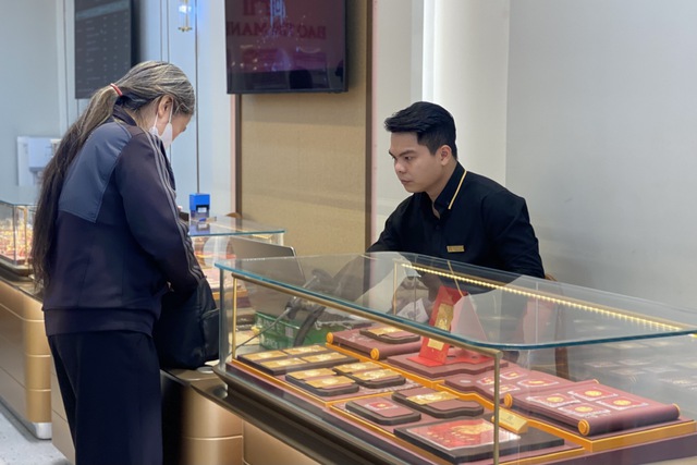 Ngày vía Thần tài nên mua vàng để đeo, cất đi hay bán kiếm lời? - Ảnh 4. Ngày vía Thần tài nên mua vàng để đeo, cất đi hay bán kiếm lời? - Ảnh 4.