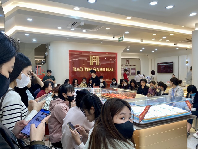 Ngày vía Thần tài nên mua vàng để đeo, cất đi hay bán kiếm lời? - Ảnh 1. Ngày vía Thần tài nên mua vàng để đeo, cất đi hay bán kiếm lời? - Ảnh 1.