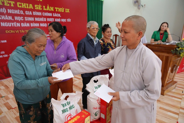 'Xuân ấm áp – Tết sẻ chia'" lần thứ 9: Bền bỉ vì an sinh xã hội, chăm lo Tết cho người nghèo - Ảnh 2. 'Xuân ấm áp – Tết sẻ chia'" lần thứ 9: Bền bỉ vì an sinh xã hội, chăm lo Tết cho người nghèo - Ảnh 2.