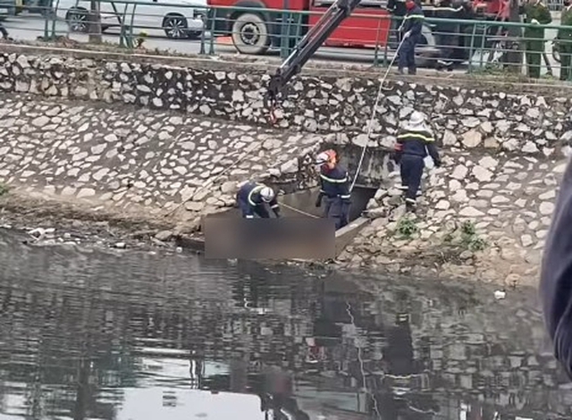 H&agrave; Nội: T&aacute; hỏa ph&aacute;t hiện thi thể người nổi tr&ecirc;n s&ocirc;ng T&ocirc; Lịch - Ảnh 1.