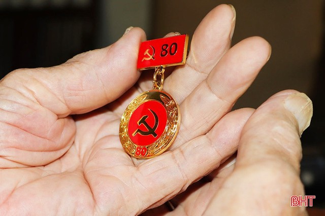 Mức thưởng Huy hiệu Đảng 2026 l&ecirc;n tới 35 triệu đồng theo hệ số lương mới - Ảnh 1.