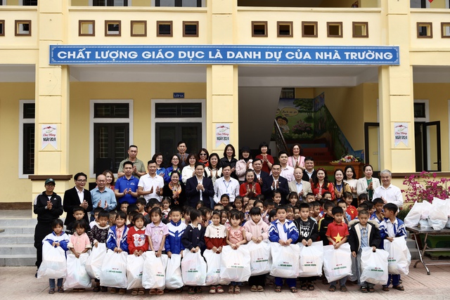 Vòng tay nhân ái: FPT Long Châu đồng hành cùng Tết ấm vùng cao 2026 tại yên hòa - Ảnh 3. Vòng tay nhân ái: FPT Long Châu đồng hành cùng Tết ấm vùng cao 2026 tại yên hòa - Ảnh 3.