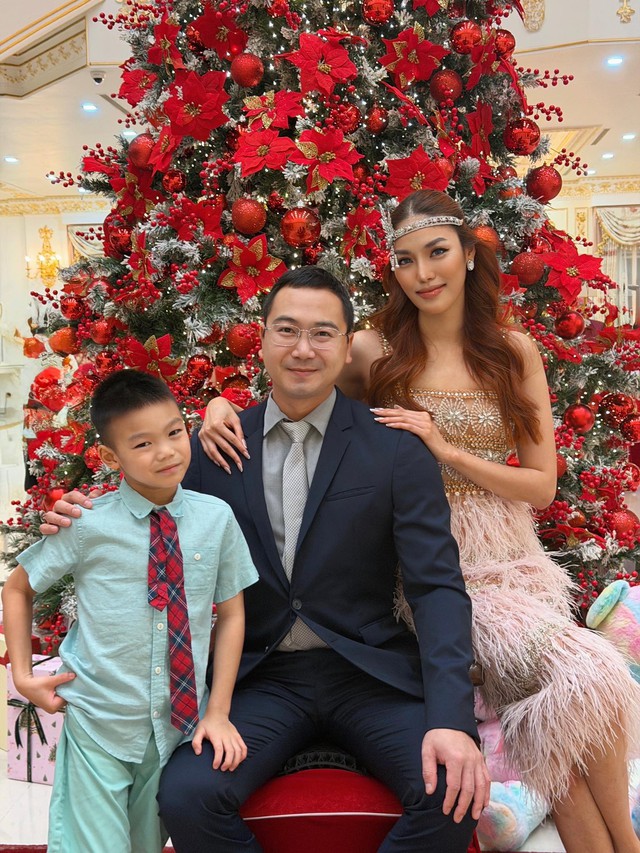 Thường xuy&ecirc;n dự tiệc với những phụ kiện đắt h&agrave;ng trăm triệu, Lan Khu&ecirc; gi&agrave;u ra sao? - Ảnh 8.