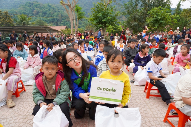 Dược phẩm STARMED đồng h&agrave;nh c&ugrave;ng B&aacute;o Sức khỏe & Đời sống mang y&ecirc;u thương đến với trẻ em v&ugrave;ng cao Nghệ An - Ảnh 4.