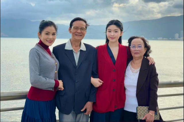 Bố mẹ vợ MC Quyền Linh g&acirc;y ch&uacute; &yacute; với diện mạo U90 , U80 khỏe mạnh - Ảnh 1.