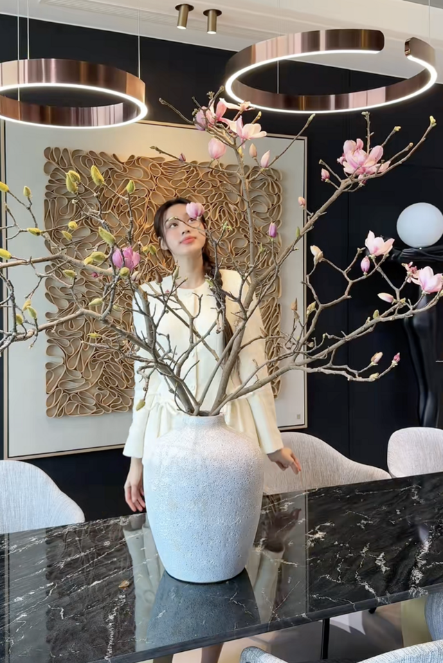 Lo&agrave;i hoa được Hoa hậu Đỗ Thị H&agrave; cắm trong dịp Tết B&iacute;nh Ngọ c&oacute; g&igrave; đặc biệt lại g&acirc;y sốt? - Ảnh 2.