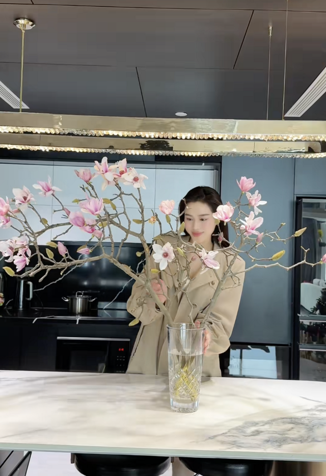 Lo&agrave;i hoa được Hoa hậu Đỗ Thị H&agrave; cắm trong dịp Tết B&iacute;nh Ngọ c&oacute; g&igrave; đặc biệt lại g&acirc;y sốt? - Ảnh 1.