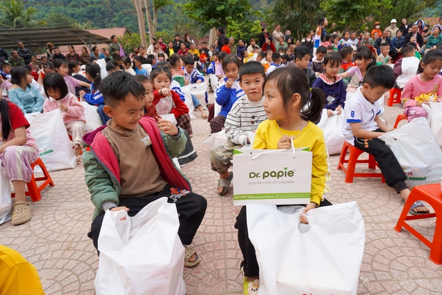Dược phẩm STARMED đồng h&agrave;nh c&ugrave;ng B&aacute;o Sức khỏe & Đời sống mang y&ecirc;u thương đến với trẻ em v&ugrave;ng cao Nghệ An - Ảnh 3.