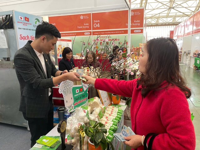 Bảo vệ người ti&ecirc;u d&ugrave;ng tại Hội chợ M&ugrave;a Xu&acirc;n 2026: Tiểu thương đạt doanh thu cao - Ảnh 4.