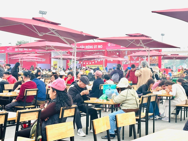 Bảo vệ người ti&ecirc;u d&ugrave;ng tại Hội chợ M&ugrave;a Xu&acirc;n 2026: Tiểu thương đạt doanh thu cao - Ảnh 1.