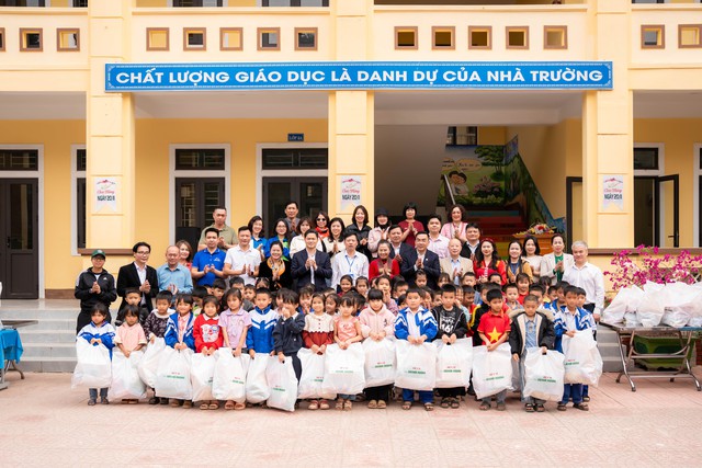 Traphaco đồng h&agrave;nh c&ugrave;ng B&aacute;o Sức khỏe & Đời sống mang chăm s&oacute;c sức khỏe v&agrave; hơi ấm Tết đến v&ugrave;ng cao Nghệ An - Ảnh 2.