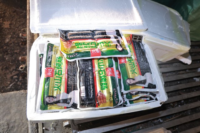 Thu giữ hơn 6 t&acirc;́n lạp xưởng kh&ocirc;ng rõ ngu&ocirc;̀n g&ocirc;́c xu&acirc;́t xứ chuẩn bị tuồn ra thị trường - Ảnh 2.