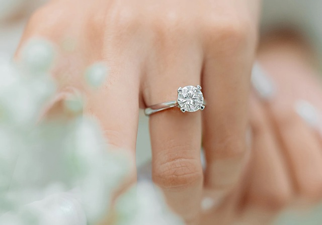 C&oacute; n&ecirc;n mua nhẫn cầu h&ocirc;n gi&aacute; rẻ? Gợi &yacute; những mẫu nhẫn gi&aacute; dưới 2 triệu đồng khiến ai cũng phải xu&yacute;t xoa - Ảnh 5.