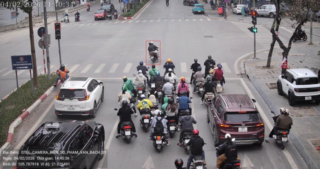 H&agrave; Nội: Danh s&aacute;ch 50 trường hợp vượt đ&egrave;n đỏ bị Camera AI 't&oacute;m gọn' từ 4/2 - 5/2 - Ảnh 1.