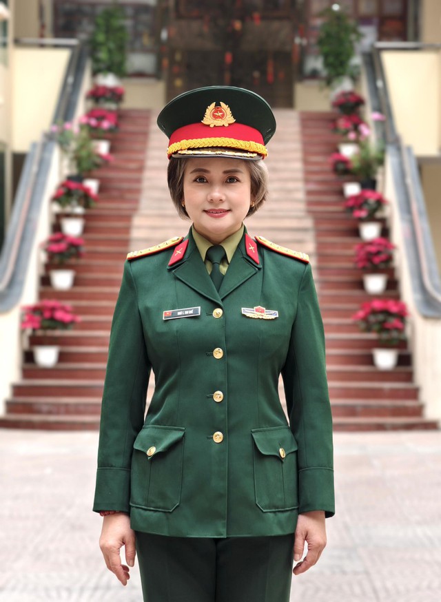 Nữ NSND mang h&agrave;m Đại t&aacute; khoe m&aacute;i t&oacute;c bạc 'g&acirc;y sốt' - Ảnh 2.