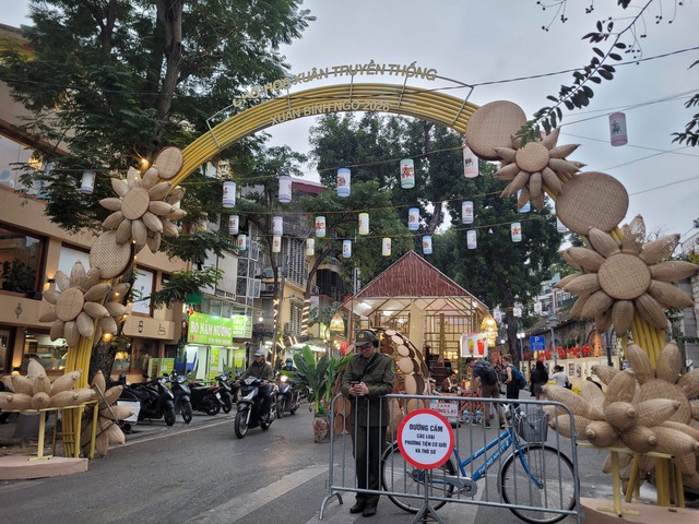 Bảo vệ người ti&ecirc;u d&ugrave;ng tại chợ hoa Xu&acirc;n phố cổ 2026 ở H&agrave; Nội - Ảnh 2.