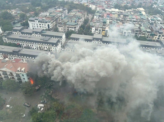 H&agrave; Nội: Kịp thời dập tắt đ&aacute;m ch&aacute;y tại khu biệt thự liền kề La Casta - Ảnh 1.
