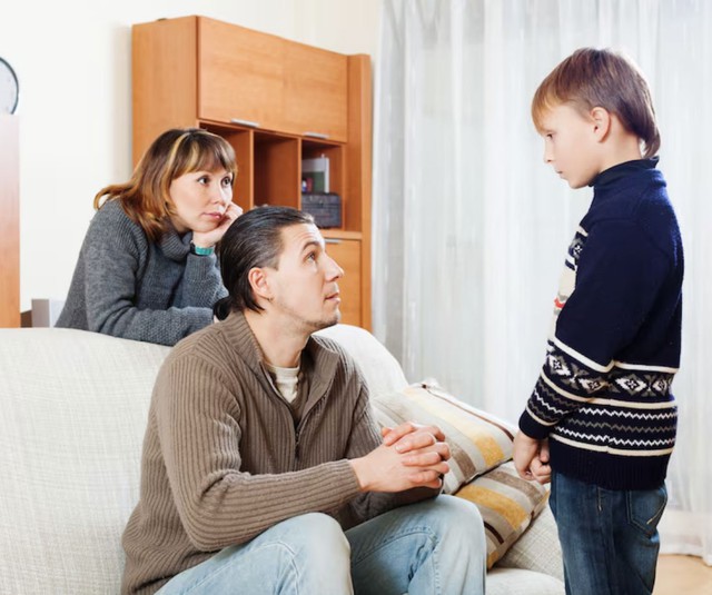 Đừng để qu&aacute; muộn: 3 kiểu n&oacute;i chuyện của cha mẹ tưởng hay nhưng khiến con xa c&aacute;ch cả đời - Ảnh 2.